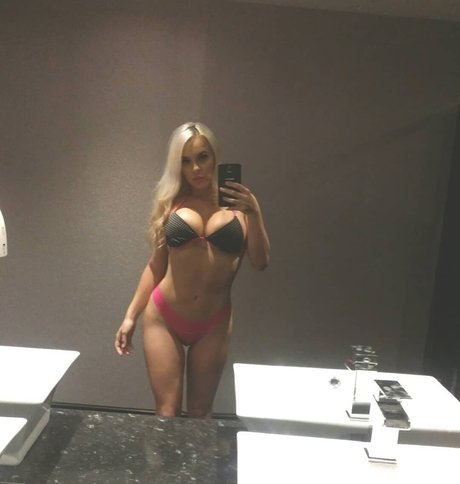 Naakte gelekte OnlyFans-foto van Miss K 