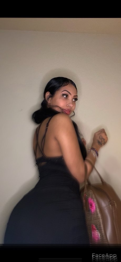 Naakte gelekte OnlyFans-foto van Eryanababyy