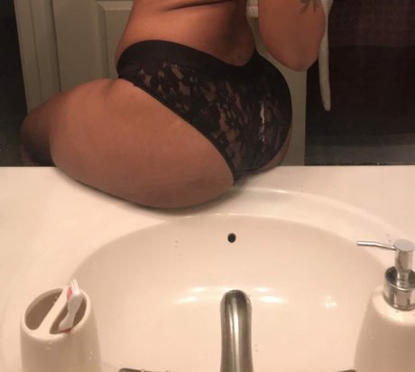 Naakte gelekte OnlyFans-foto van Sade Roberts