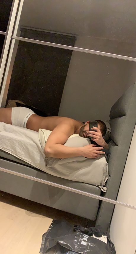 Naakte gelekte OnlyFans-foto van Viktor