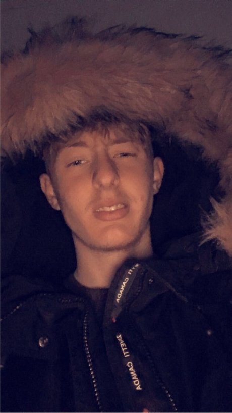 Naakte gelekte OnlyFans-foto van Big White