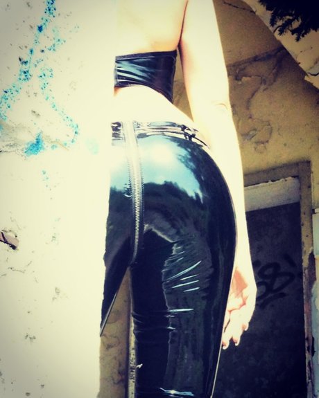 Naakte gelekte OnlyFans-foto van Misslacklederliebe