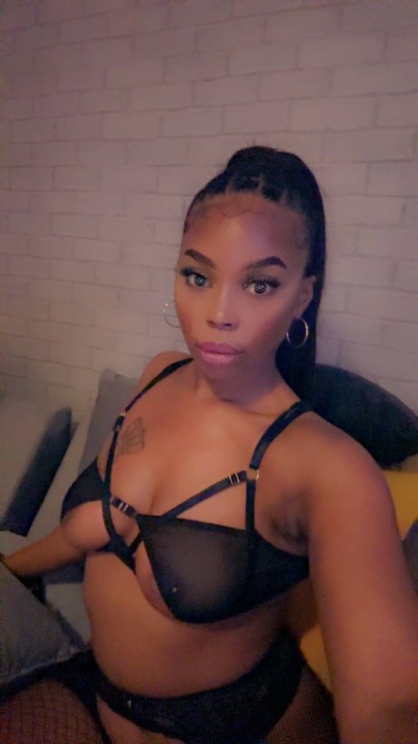 Naakte gelekte OnlyFans-foto van Tiara London