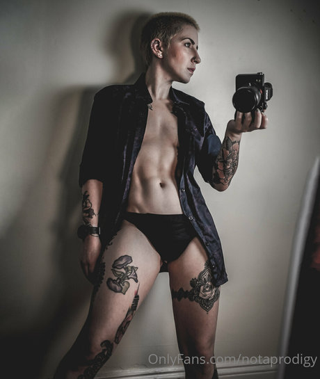 Naakte gelekte OnlyFans-foto van Notaprodigy