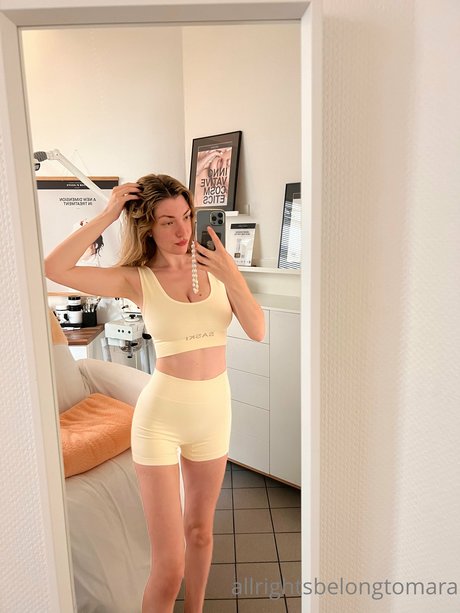 Naakte gelekte OnlyFans-foto van Angel Maralyn