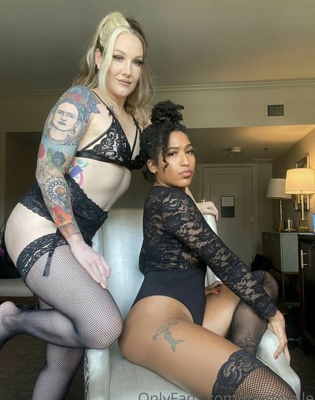 Naakte gelekte OnlyFans-foto van Marti Belle