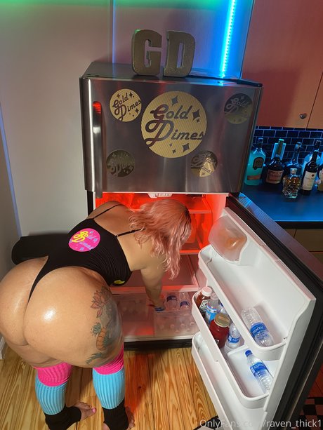 Naakte gelekte OnlyFans-foto van Raven Thick