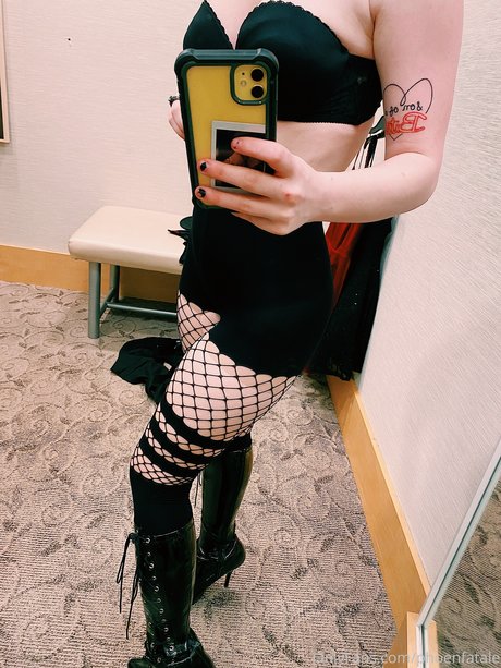 Naakte gelekte OnlyFans-foto van Phoenfatale