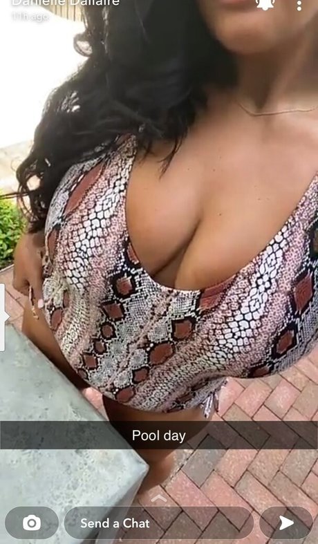 Naakte gelekte OnlyFans-foto van Danielle Dallaire