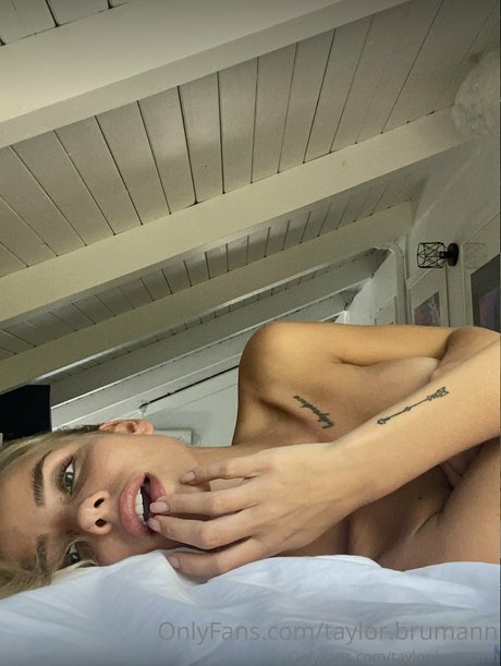 Naakte gelekte OnlyFans-foto van Taylor Brumann