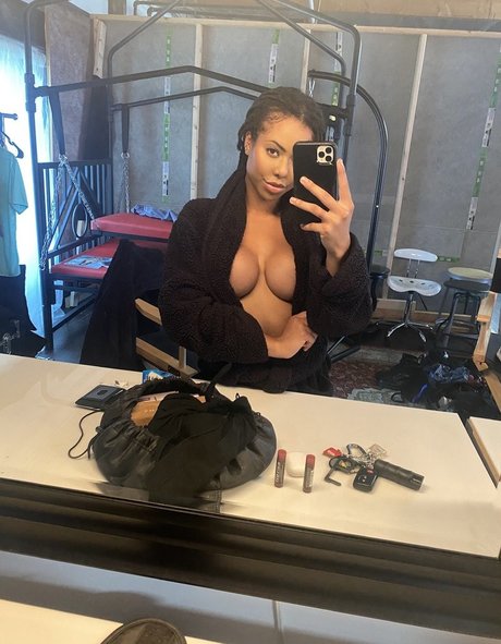 Naakte gelekte OnlyFans-foto van Kira Noir