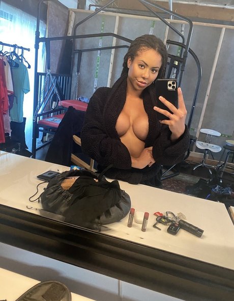 Naakte gelekte OnlyFans-foto van Kira Noir