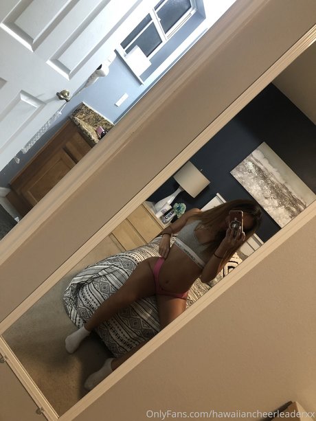 Naakte gelekte OnlyFans-foto van Hawaiian Cheerleader