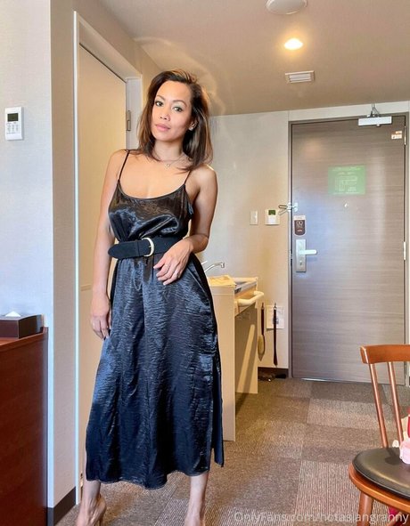 Naakte gelekte OnlyFans-foto van Hotasiangranny