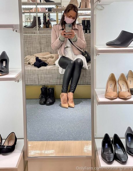 Naakte gelekte OnlyFans-foto van Hotasiangranny