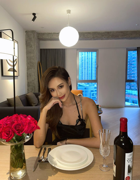 Naakte gelekte OnlyFans-foto van Joanna Li