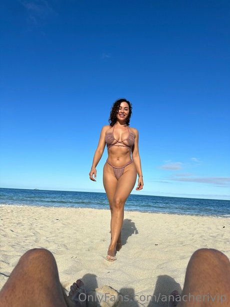 Naakte gelekte OnlyFans-foto van Ana Cheri