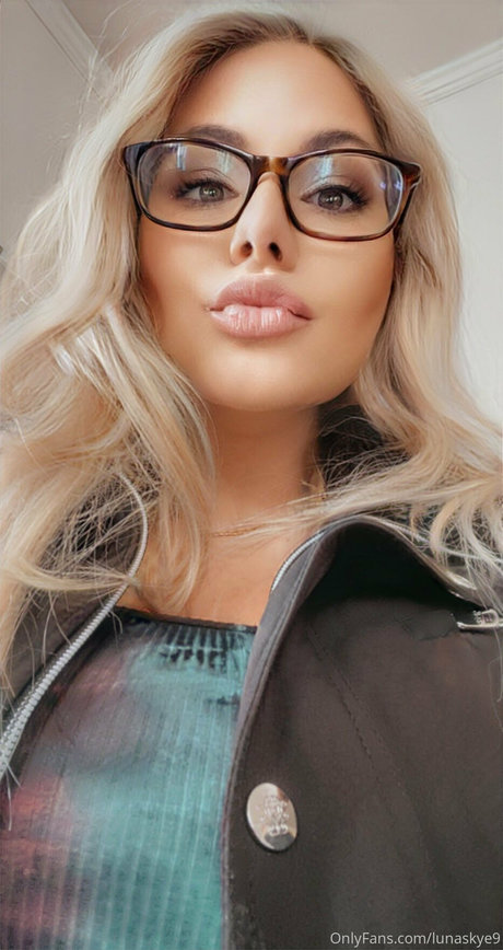 Naakte gelekte OnlyFans-foto van Lunaskye9
