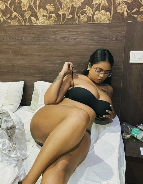 Naakte gelekte OnlyFans-foto van Oasi Das