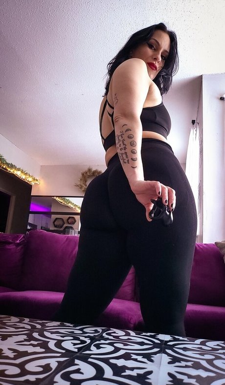 Naakte gelekte OnlyFans-foto van Mistress Vera
