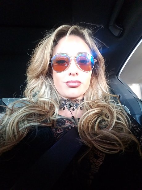 Naakte gelekte OnlyFans-foto van Eva Notty