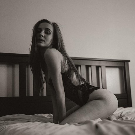 Naakte gelekte OnlyFans-foto van Kat Online Now