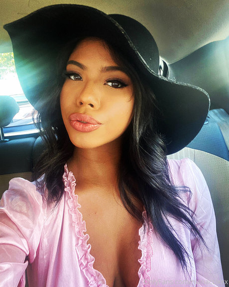Naakte gelekte OnlyFans-foto van Nia Nacci