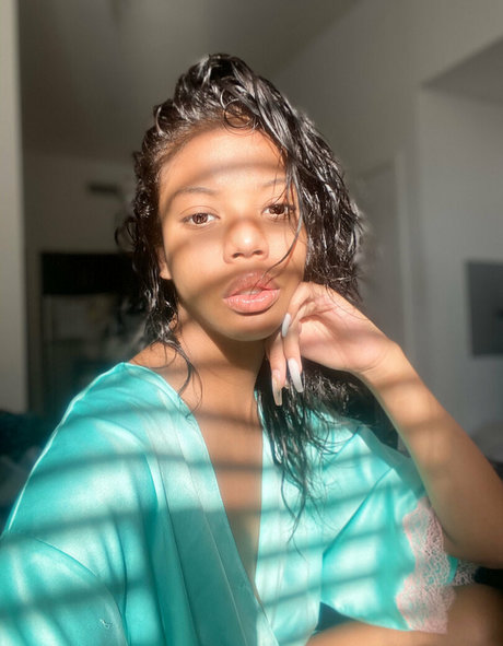 Naakte gelekte OnlyFans-foto van Nia Nacci