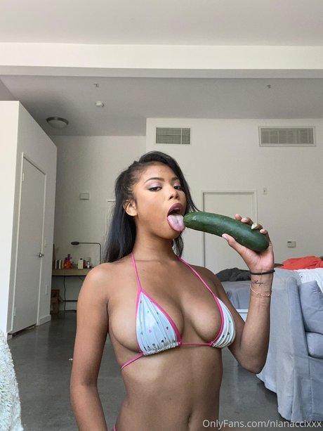 Naakte gelekte OnlyFans-foto van Nia Nacci
