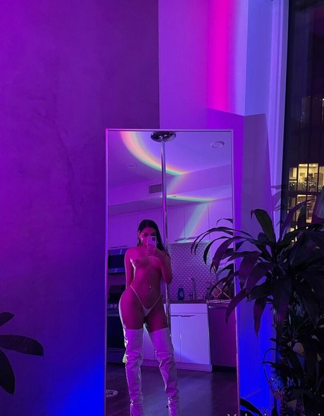 Naakte gelekte OnlyFans-foto van Yahaira Yumi