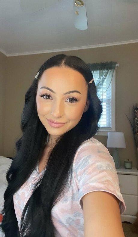 Naakte gelekte OnlyFans-foto van Kat Corrao