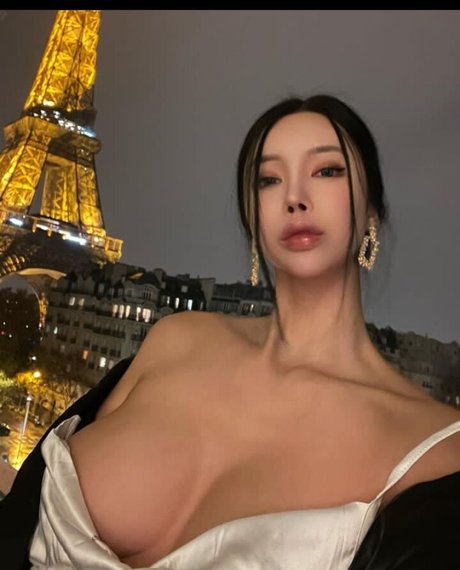 Naakte gelekte OnlyFans-foto van Baek Si Young