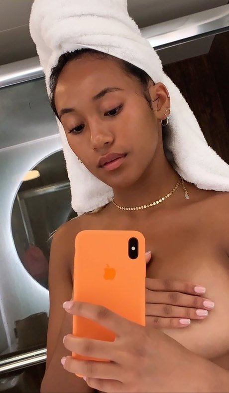 Naakte gelekte OnlyFans-foto van Sydney Park