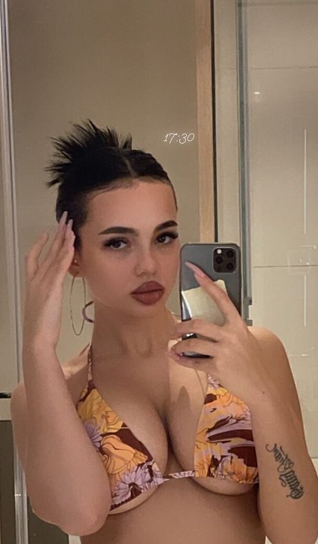 Naakte gelekte OnlyFans-foto van Valya Karnaval