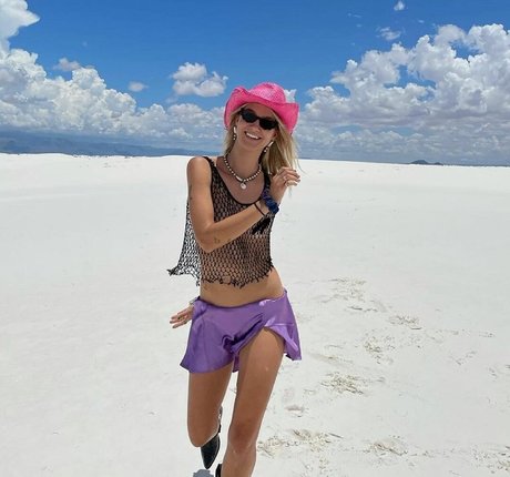 Naakte gelekte OnlyFans-foto van Lola Abbey