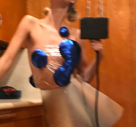 Naakte gelekte OnlyFans-foto van Lola Abbey