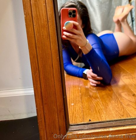 Naakte gelekte OnlyFans-foto van Nursejennafree