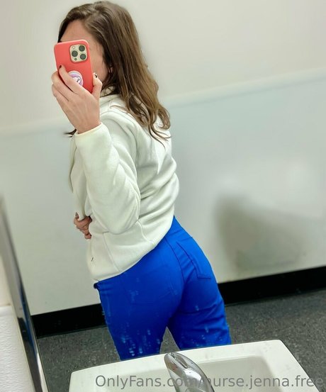 Naakte gelekte OnlyFans-foto van Nursejennafree