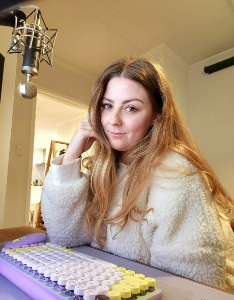 Naakte gelekte OnlyFans-foto van Loripops