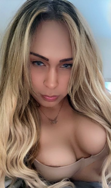 Naakte gelekte OnlyFans-foto van Adrianna Vega