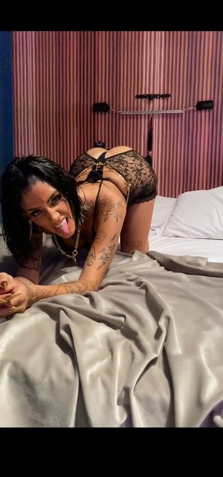 Naakte gelekte OnlyFans-foto van Azzy Mc