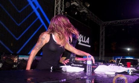 Naakte gelekte OnlyFans-foto van Krewella