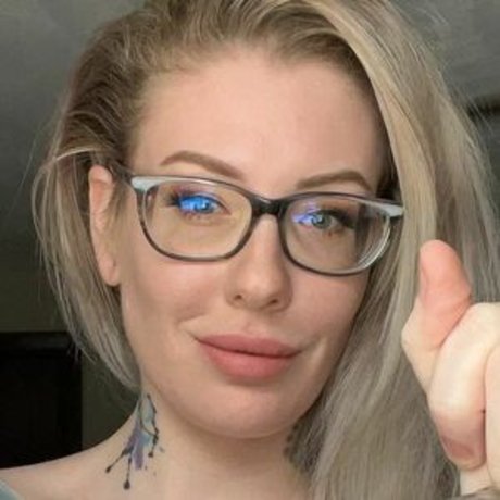 Naakte gelekte OnlyFans-foto van Sarah Karuna Satori
