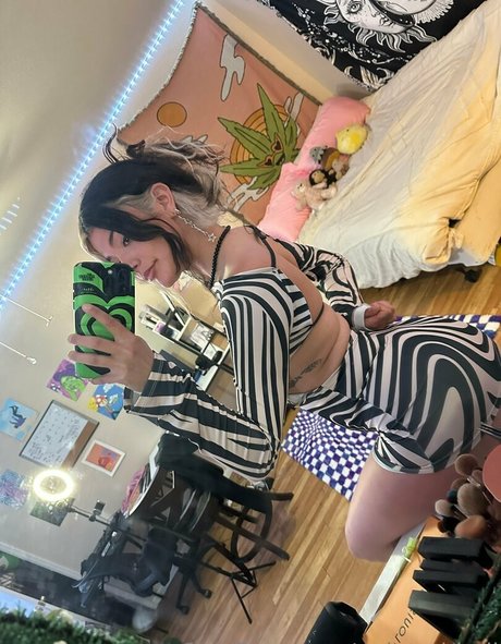 Naakte gelekte OnlyFans-foto van Paintedladi