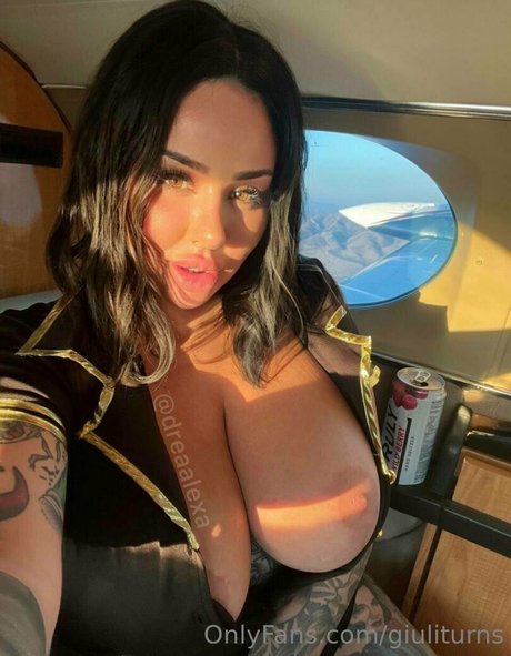 Naakte gelekte OnlyFans-foto van Giuliturns