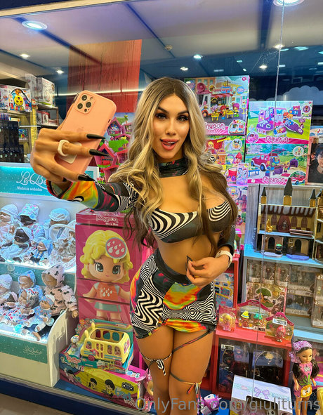 Naakte gelekte OnlyFans-foto van Giuliturns