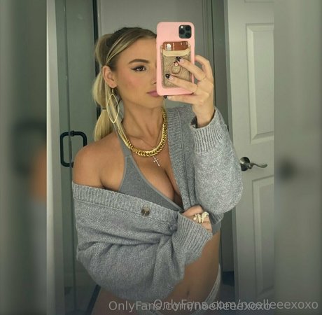 Naakte gelekte OnlyFans-foto van Noelleeexoxo