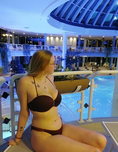 Naakte gelekte OnlyFans-foto van Dorfblondie