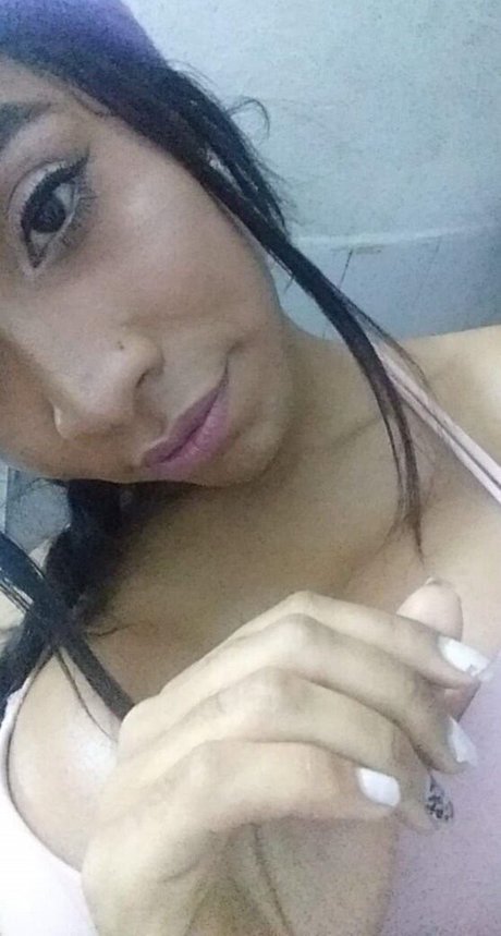 Naakte gelekte OnlyFans-foto van Ashley Ocampo