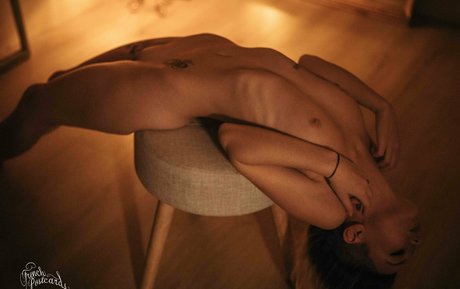 Naakte gelekte OnlyFans-foto van Kuuntaraxia